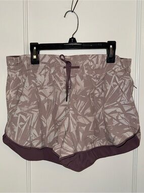 Lululemon Choose A Side reversible Short size 8 in dusty mauve and leaf print